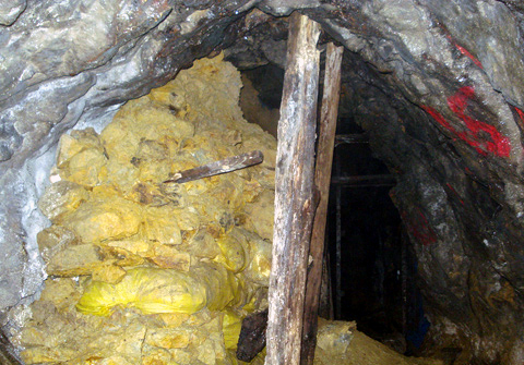 Một vỉa quặng chứa đầy vàng tại mỏ vàng ánh lên màu vàng rực