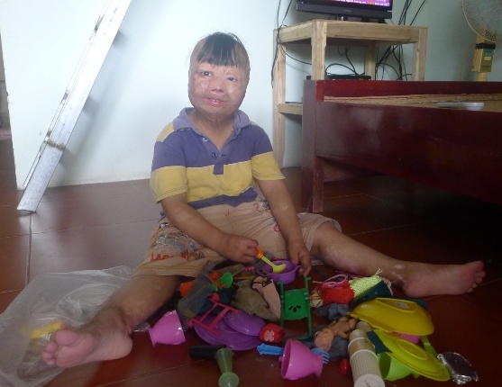 cháu bé, nghẹn lòng, độc ác