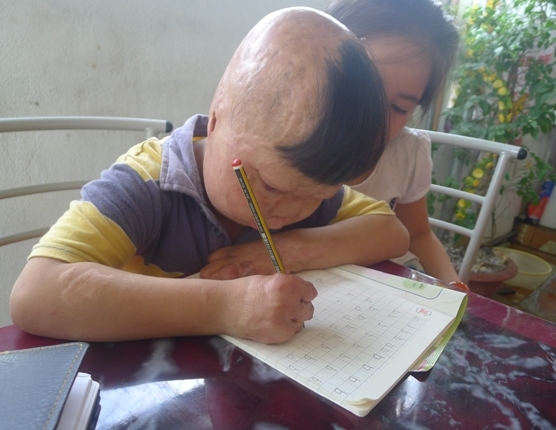 cháu bé, nghẹn lòng, độc ác