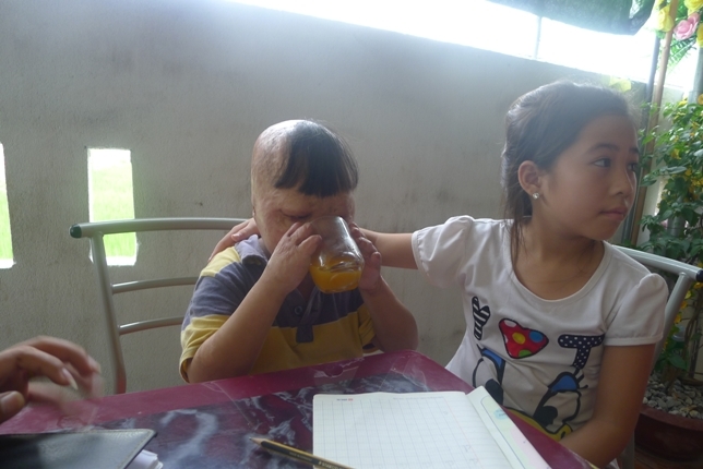 cháu bé, nghẹn lòng, độc ác