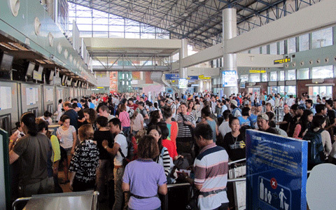 Sân bay Nội Bài quá tải về lượng khách đi - đến mỗi ngày