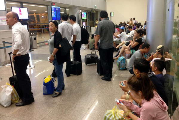 Vạ vật chờ ra cửa tàu bay ở sân bay Đà Nẵng