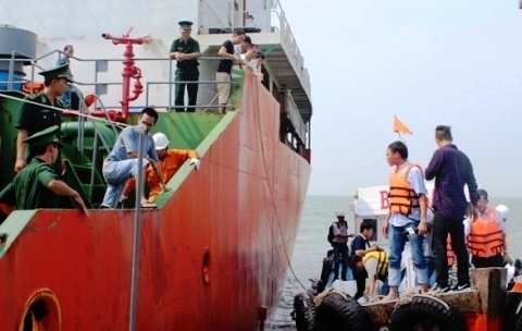 Cướp biển, tiếng Indonesia, hút thuốc lá, Việt Nam, tàu Sunrise 689, vũ trang
