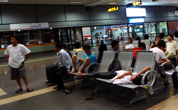 Nằm ngủ vô tư như ở bến tàu, bến xe, những hình ảnh thường thấy ở sân bay Nội Bài