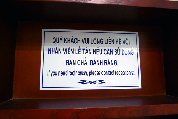 Bạn nghĩ gì về tấm bảng này ở một khu vệ sinh phục vụ riêng khách VIP?