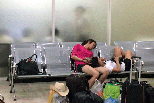 Có ai nghĩ rằng hình ảnh này lại diễn ra tại một sân bay quốc tế của Việt Nam?