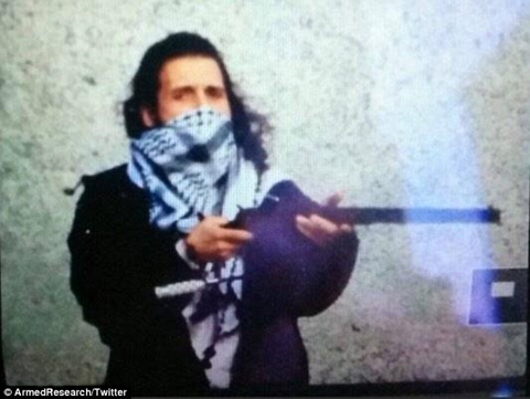 Bức ảnh mới công bố Zehaf-Bibeau cầm súng và mang khăn quàng che gần nửa mặt trong vụ xả súng. Ảnh: Daily Mail.