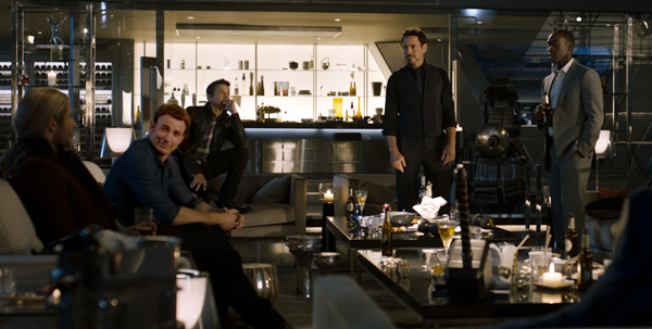 Thor (Chris Hemsworth), Black Widow (Scarlett Johansson), Captain America (Chris Evans), Hulk (Mark Ruffalo), Hawkeye (Jeremy Renner), Nick Fury (Samuel L.Jackson)