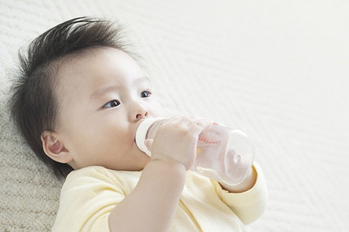 uống nước, trẻ sơ sinh