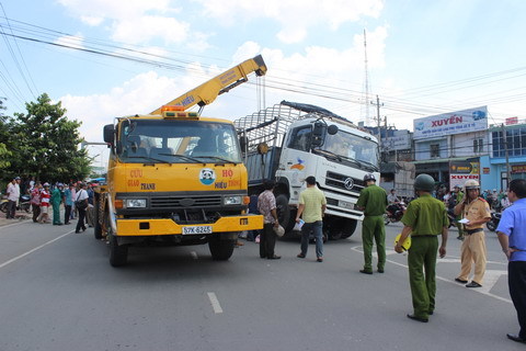 tai nạn, phụ nữ, Bình Dương, xe tải, tử vong