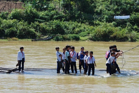 Quảng Ngãi, học sinh, qua sông, bè