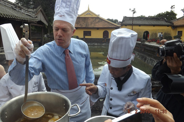 Đại sứ Mỹ say sưa nấu bún bò Huế