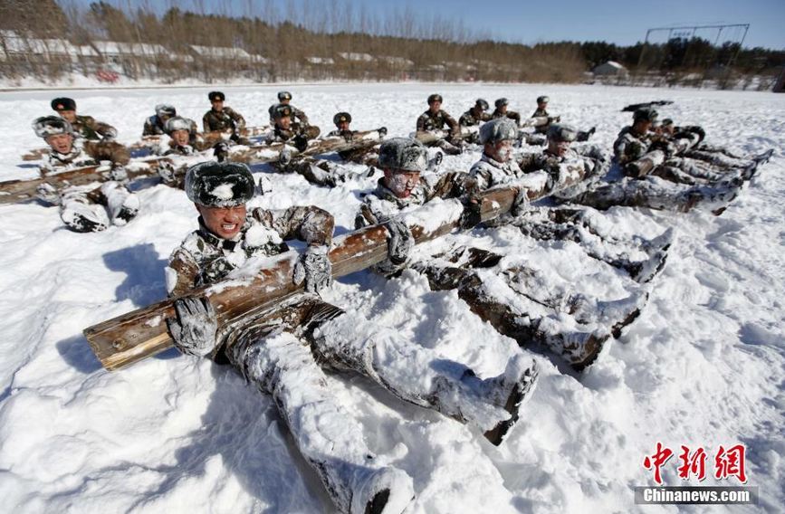 Xem lính Trung Quốc khổ luyện trong băng tuyết