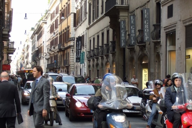 Khách Tây chia sẻ bí quyết sang đường ở Việt Nam