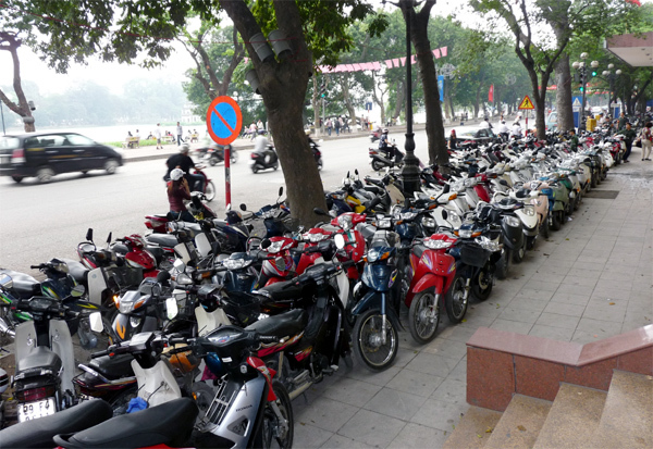 Người nước ngoài đến Việt Nam thường sợ hãi trước cảnh hàng nghìn xe máy lưu thông trên đường