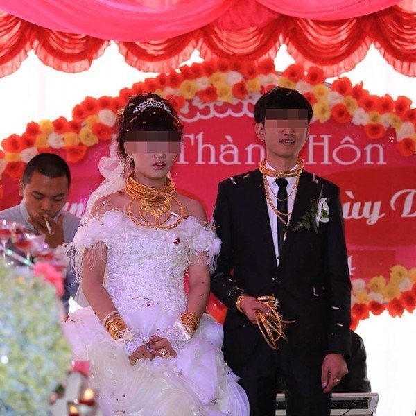 Đám cưới vàng trĩu cổ: Cô dâu chú rể dát 4 tỷ lên người