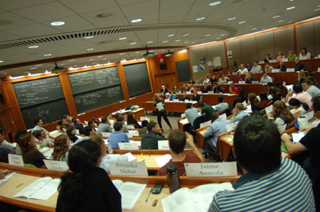 Harvard kiếm gần 200 triệu đô từ bán tài liệu dạy kinh tế