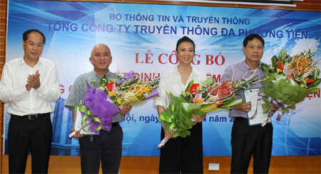 Chủ tịch HĐTV Lưu Vũ Hải (trái) trao các quyết định bổ nhiệm cho 3 thành viên HĐTV. Ảnh: L.M