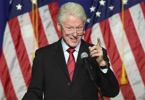Bill Clinton liên tục diễn thuyết để kiếm sống, giúp vợ