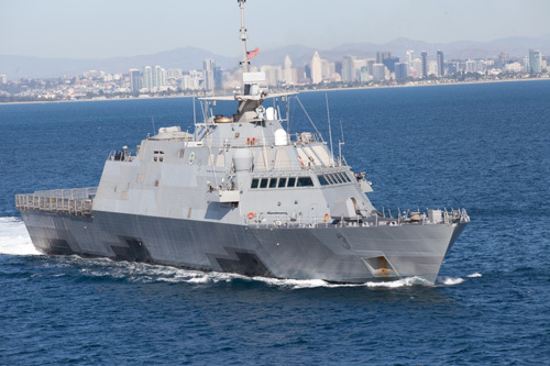 CLIP: Tàu chiến Mỹ, Trung chạm trán ở Biển Đông