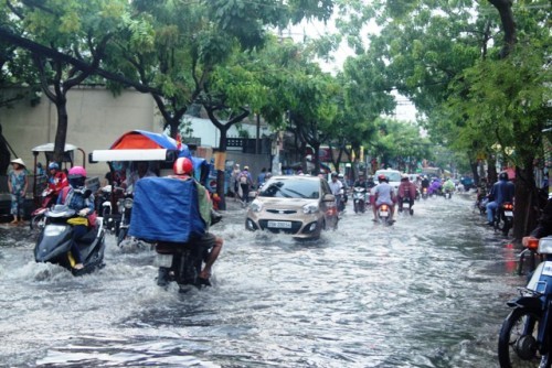 Người dân Sài Gòn rùng mình lội nước thối sau mưa