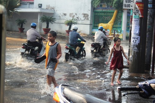 Người dân Sài Gòn rùng mình lội nước thối sau mưa