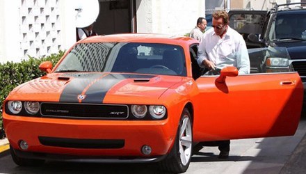 Chiếc Dodge Challenger SRT màu cam khá bắt mắt của Arnold Schwarzenegger.