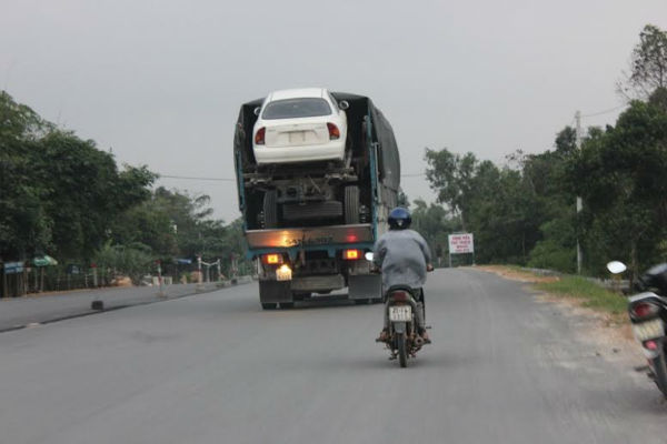 xe tải, 'cõng' xế hộp, chênh vênh, Quảng Trị, Huế
