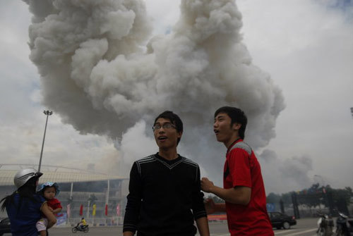 Khó hiểu sự “hớn hở” của teen trước vụ nổ pháo hoa