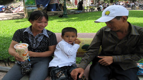 Những nông dân bỏ đồng áng đi mừng Đại lễ