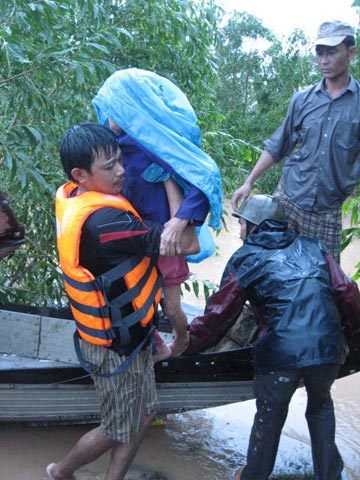 Liều mình cứu dân tâm lũ
