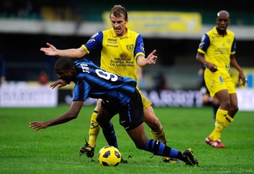 Hậu vệ Chievo bàng hoàng trước cú húc đầu của Eto'o