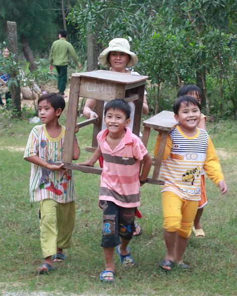 Chuyển trường chạy lũ