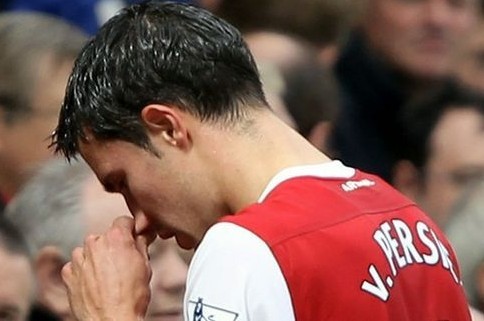 Wenger thẳng tay trừng phạt Van Persie
