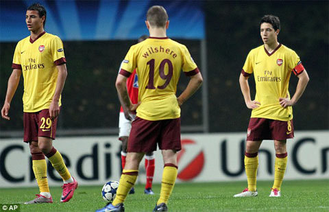 Thua đau Braga, Wenger lại cáu tiết với trọng tài