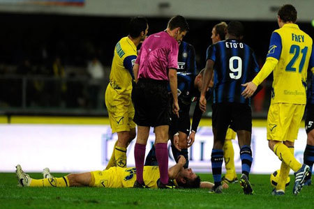 Eto’o phải trả giá đắt cho cú “thiết đầu công”