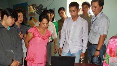 Video bảo mẫu tắm cho bé 3 tuổi bằng... đòn