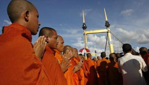 Thảm hoạ giẫm đạp Campuchia là do không quen đi cầu treo