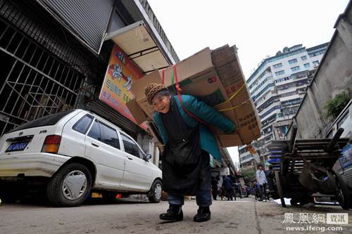 Cảm động cụ bà 100 tuổi đi nhặt phế liệu