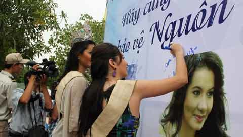 Hoa hậu Trái Đất 2010 và những tấm lòng đẹp