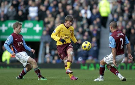 Arsenal đại thắng Aston Villa tại Villa Park