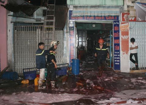 Cháy cửa hàng hóa chất, dân di dời khẩn cấp