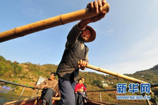 Gia đình 120 năm chèo đò miễn phí báo ân