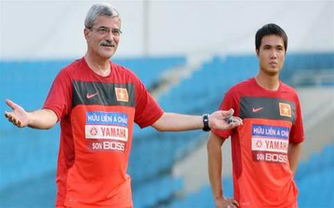 HLV Calisto mong người hâm mộ sát cánh cùng ĐTVN