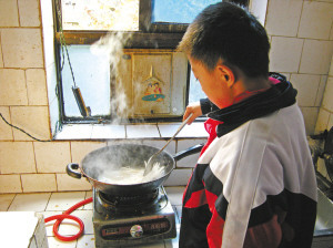 Cảm động bé 5 tuổi trở thành trụ cột gia đình