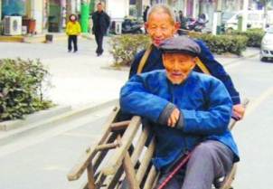 Cụ già 72 tuổi đẩy xe 15km đưa cha vào thành