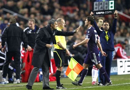 Mourinho nhận án phạt từ UEFA sau vụ “tẩy thẻ”
