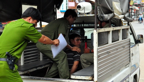 Phẫn uất chồng tạt axit vào “phần kín” vợ