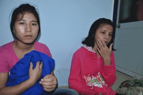 Hai bé gái thoát khỏi 