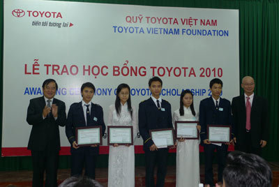 Toyota VN trao học bổng cho các sinh viên suất sắc